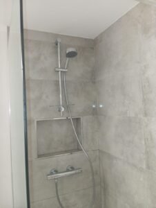 baldosa tipo marmol en baño