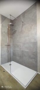 plato de ducha blanco y mampara