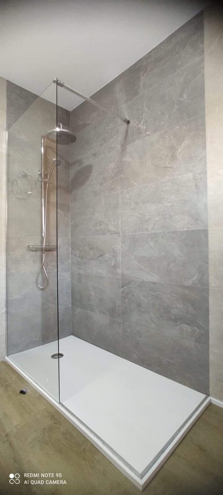 plato de ducha blanco y mampara