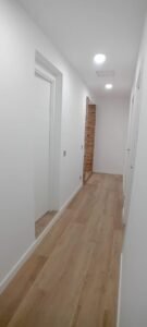 suelo de parquet en pasillo