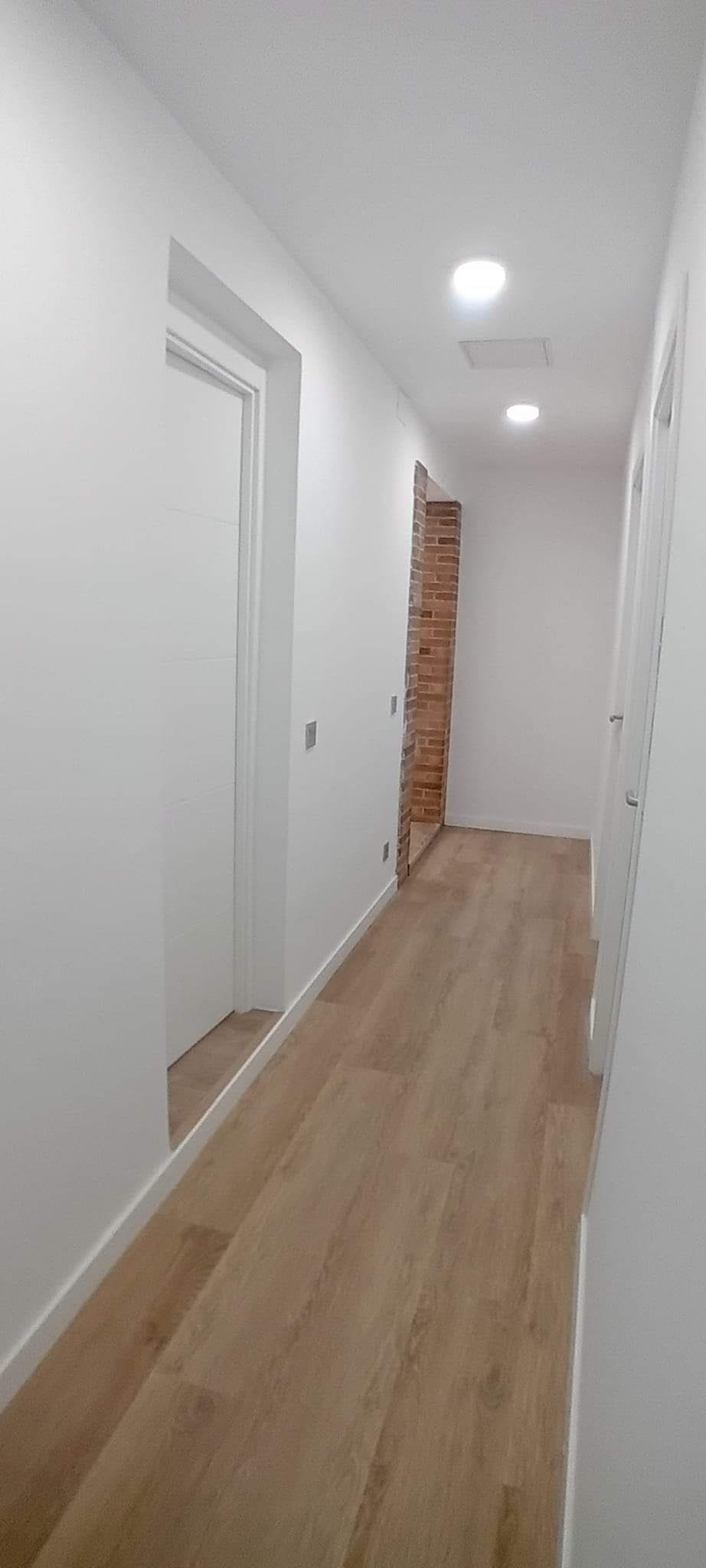 suelo de parquet en pasillo