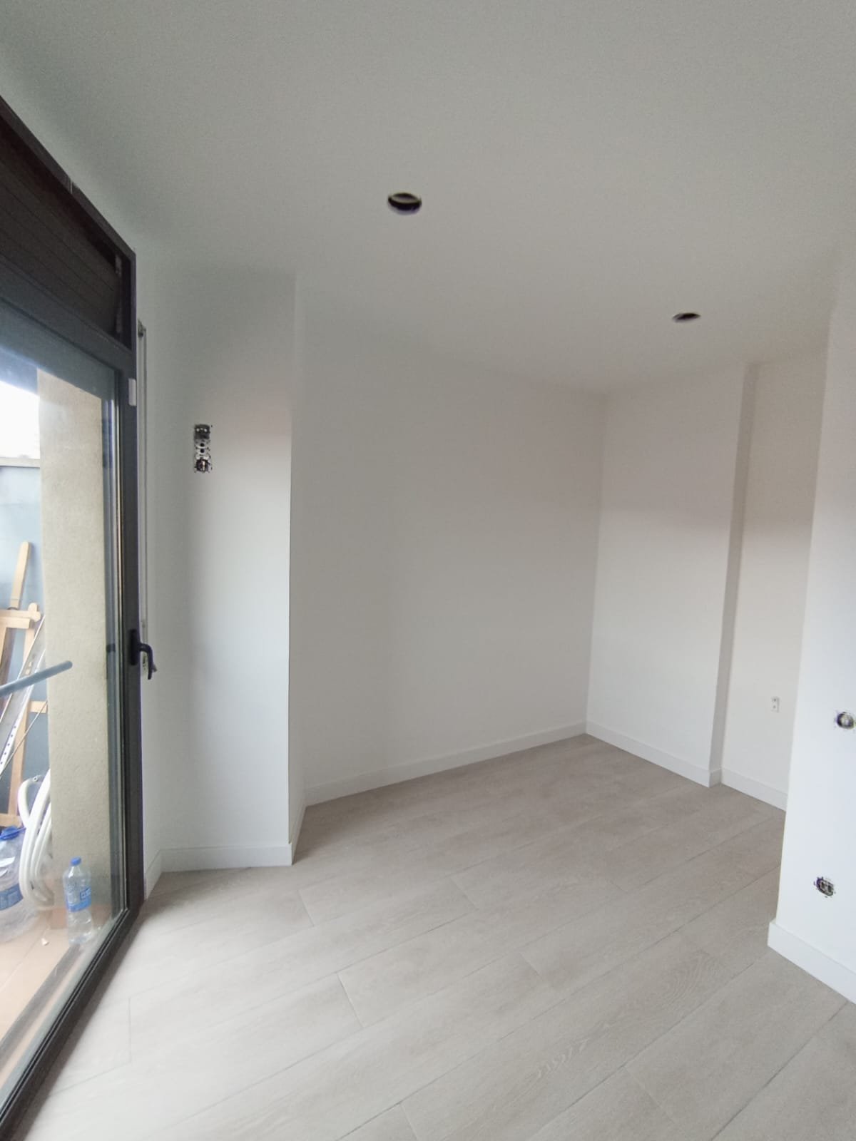 sala pintada de blanco nieve