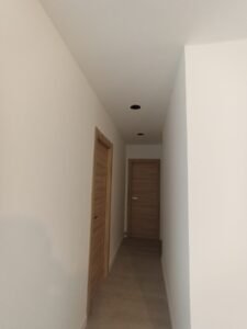 pasillo con techo de pladur blanco