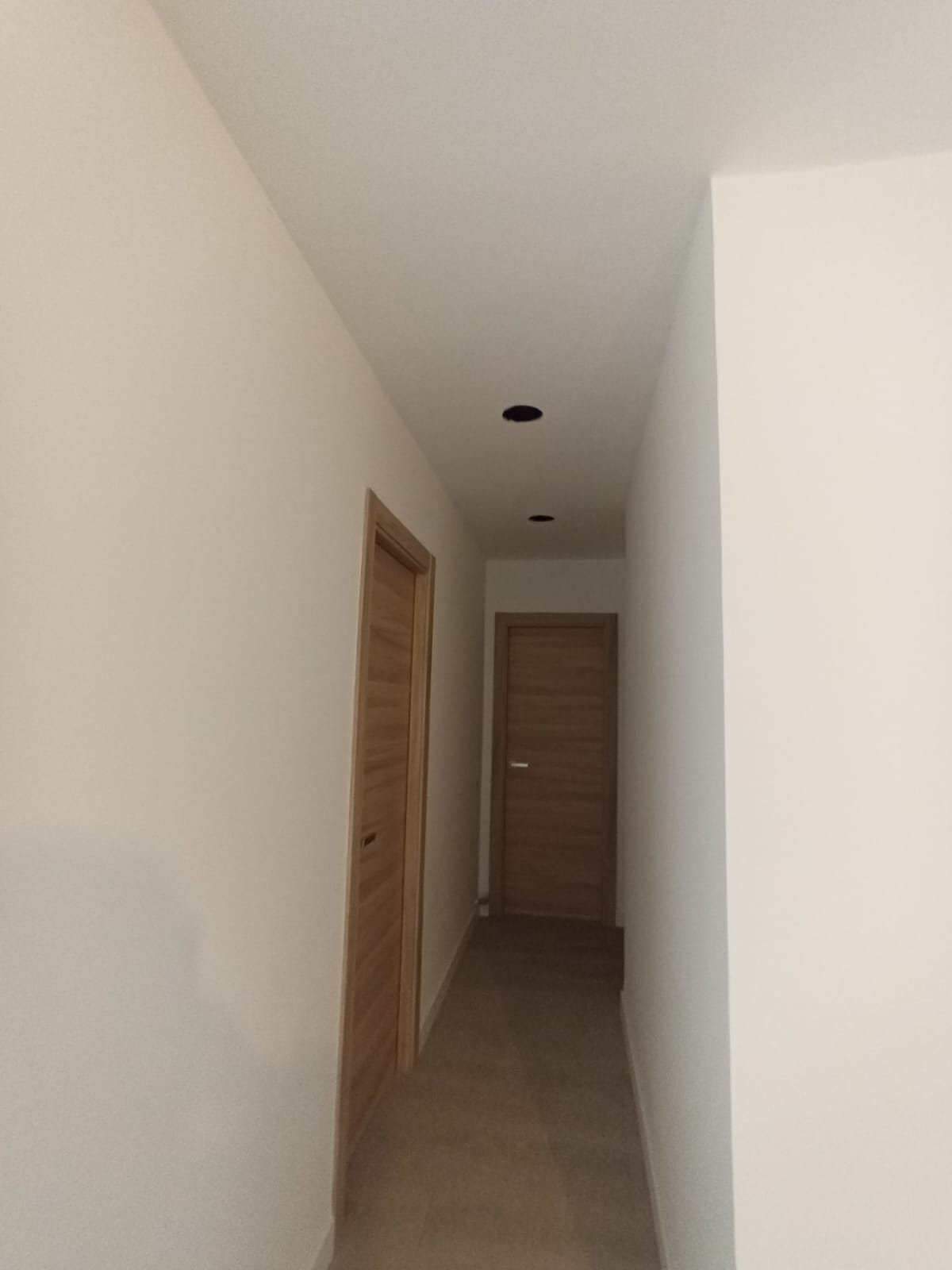 pasillo con techo de pladur blanco