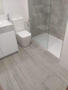 suelo en baño estilo parquet