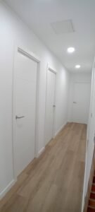 pasillo con puertas blancas