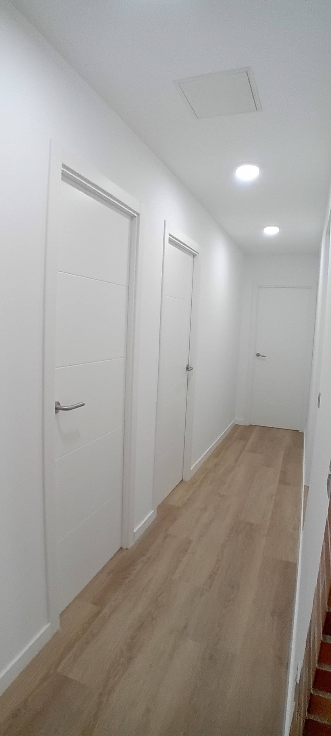 pasillo con puertas blancas