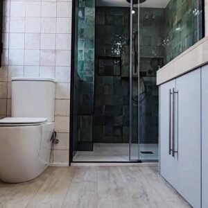 mamparra y baldosa jade