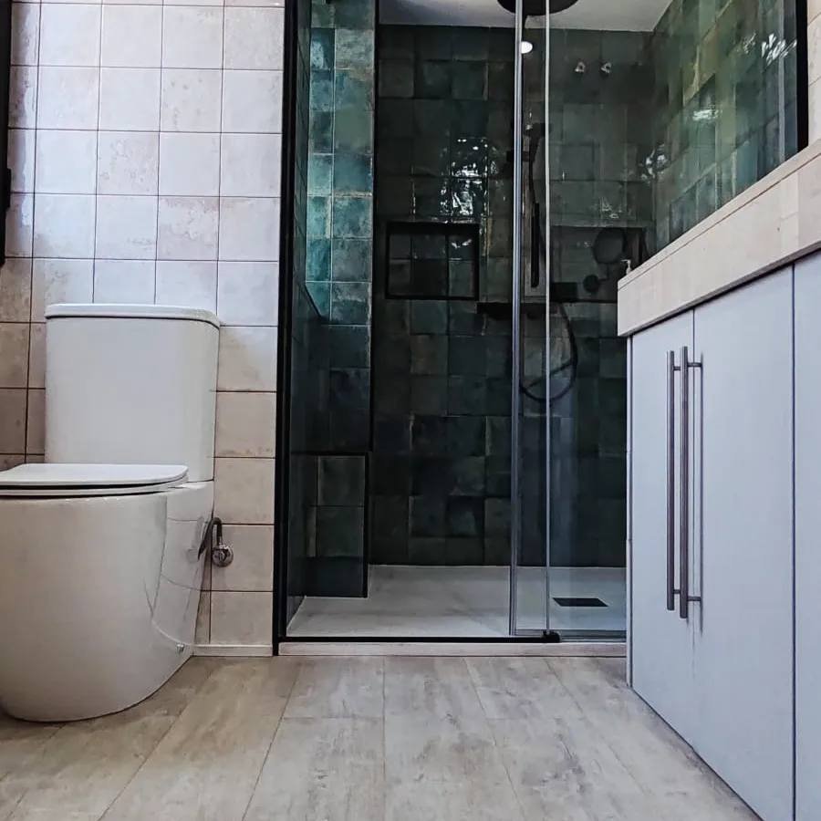 mamparra y baldosa jade