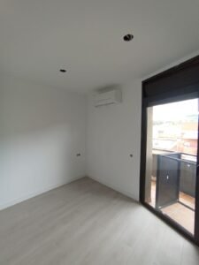 salon blanco y techo de pladur