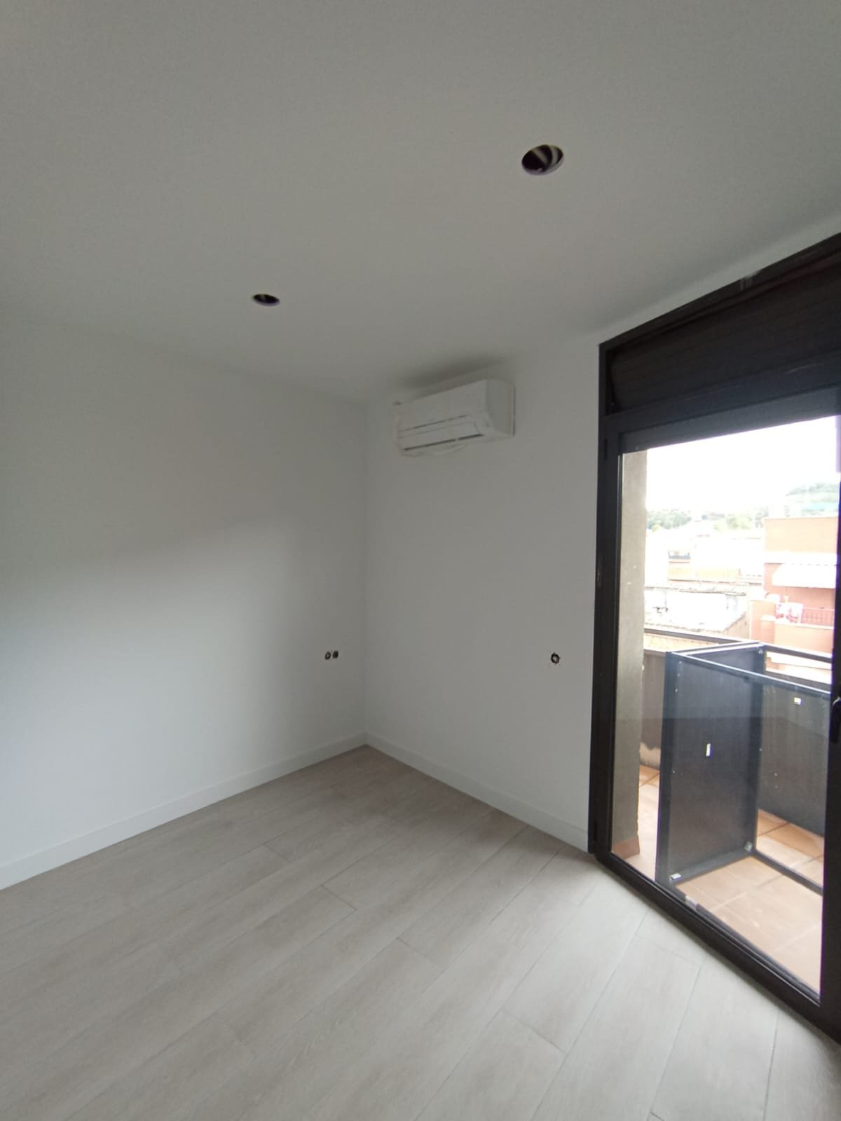 salon blanco y techo de pladur