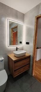 baño con baldosa gris