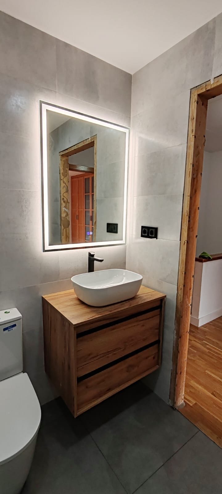 baño con baldosa gris